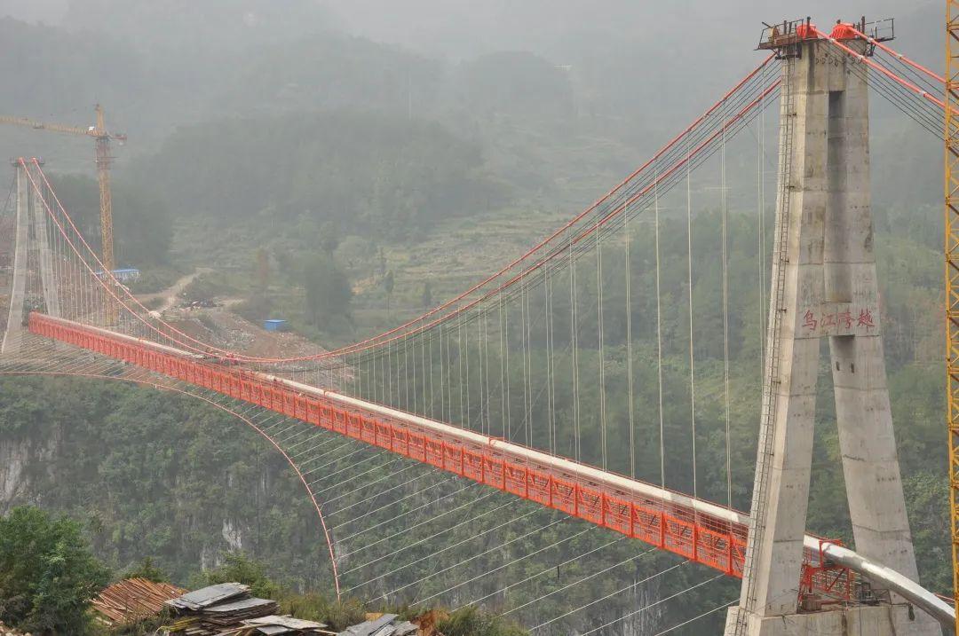 管道是如何跨越大江大河的？