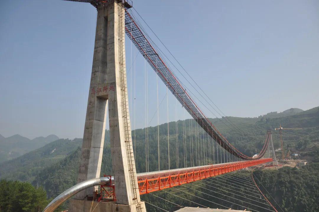 管道是如何跨越大江大河的？