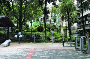 万江社区沙河花园三期的综合健身场地